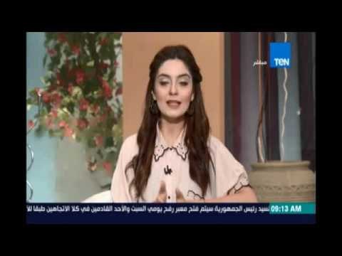 ضابط وأمين شرطة يصلحان بالوعة علي مطلع كوبري أكتوبر