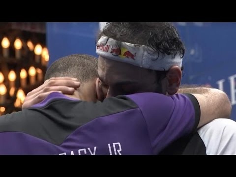 عسل أبيض |  بكاء مروان الشوربجي (لاعب الاسكواش العالمى ) بعد ان فاز اخيه الكبير محمد