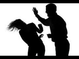 عسل أبيض |  يخصص فقرة كاملة بسبب مداخلة تلفونية لسيدة تشتكي من ضرب زوجها لها