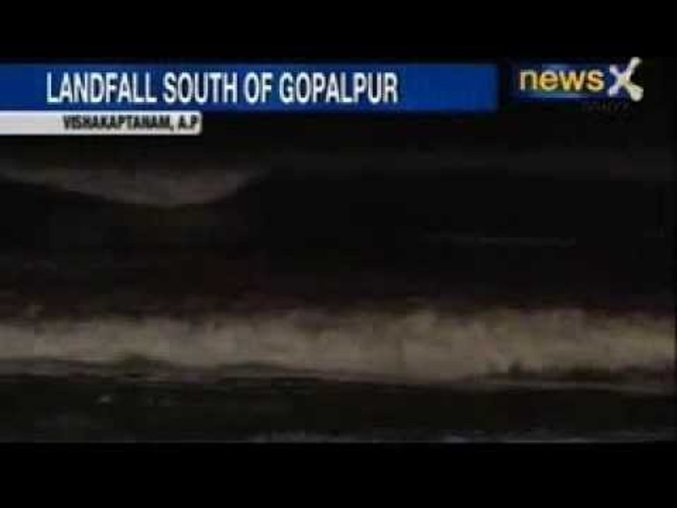 NewsX : Cyclone Phailin hits Odisha at wind speed of 200 km per hour, over seven lakh evacuated