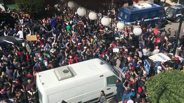 Contestation en Algérie: des milliers de personnes défilent à Alger