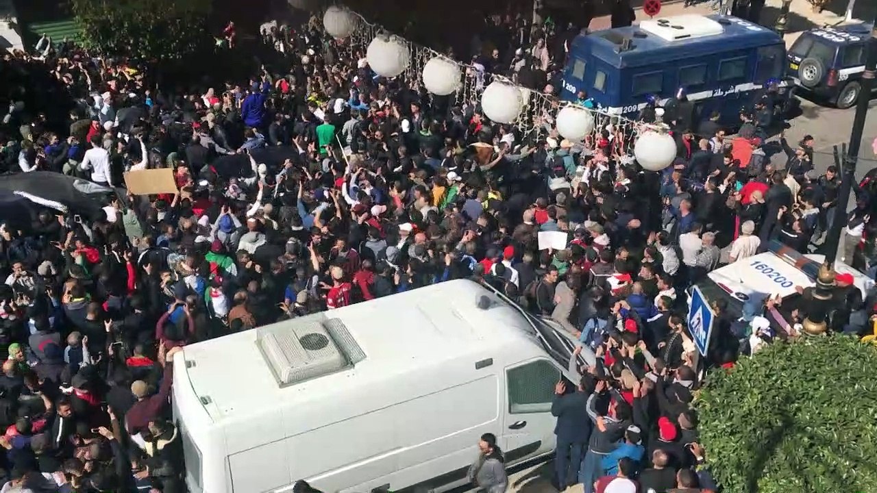 Contestation en Algérie: des milliers de personnes défilent à Alger