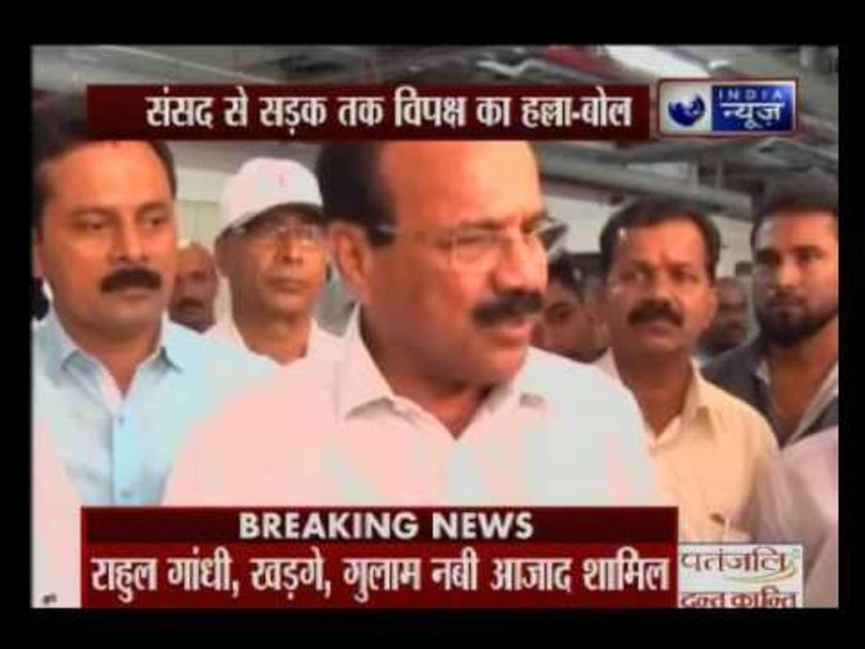 Demonetisation: Opposition leaders protest outside Parliament