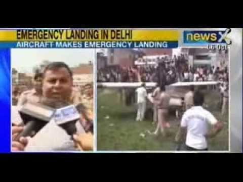 NewsX : Microlite aircraft makes emergency landing near metro station in Delhi