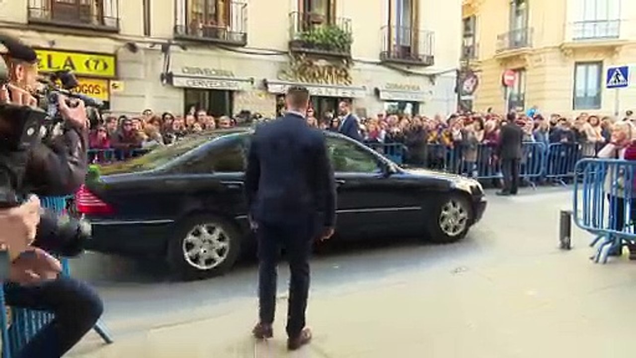 El baño de masas de la infanta Elena