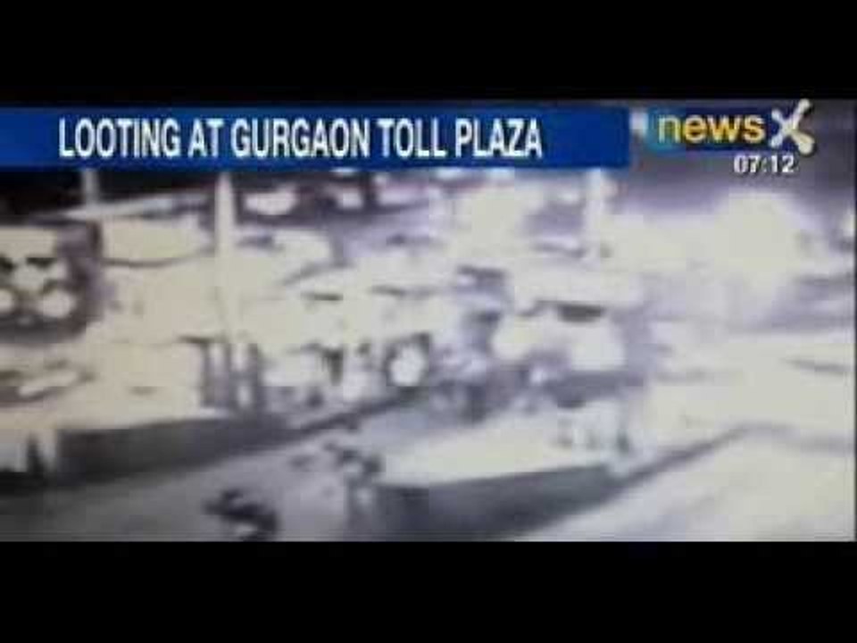 Caught On Camera : Goons loot Rs 2 lakh from to...