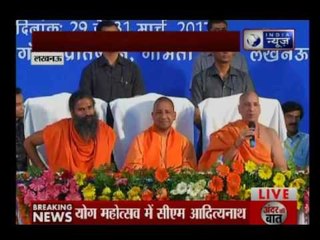 Video herunterladen: Yog Mahotsav 2017: Baba Ramdev and Uttar Pradesh CM Yogi Adityanath at Yoga mahotsav in Lucknow