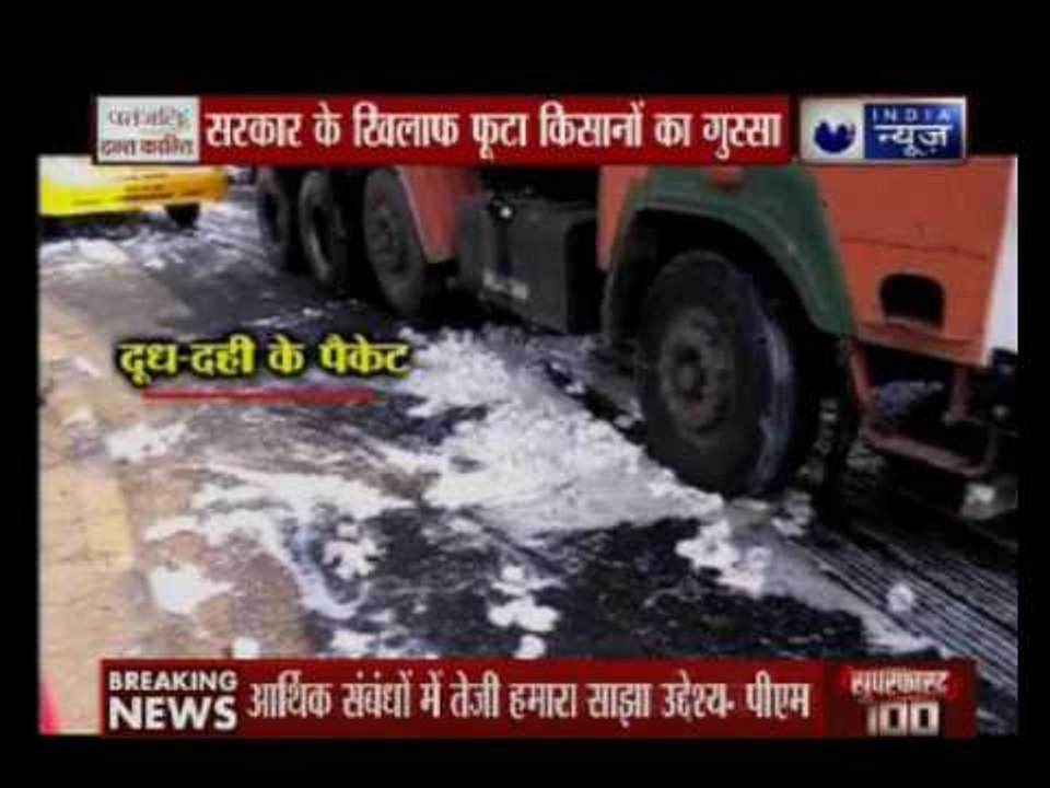 Protest: Maharashtra farmers spill milk on highway