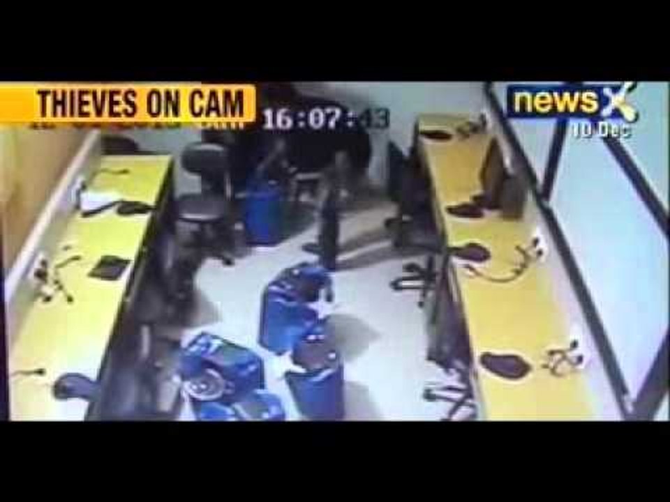 Robbery caught on camera in Mumbai, thieves decamp with PCs and cash - NewsX