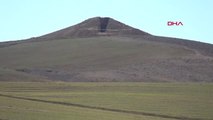 Kayseri Tepeyi İkiye Bölen Kaçak Kazıda Anıt Mezar Ortaya Çıktı