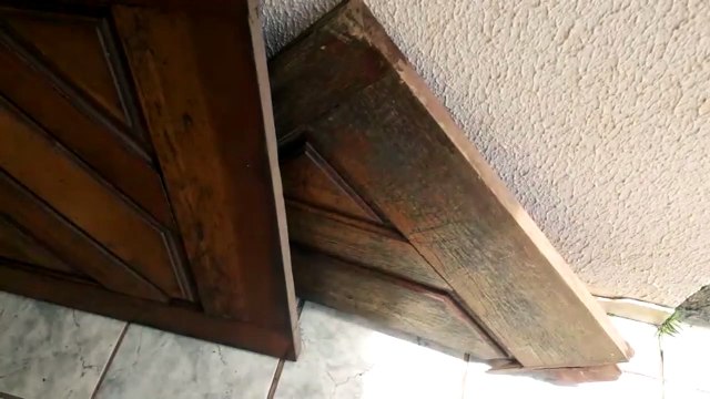 Porta é completamente destruída por bandidos em arrombamento no Pioneiros Catarinenses