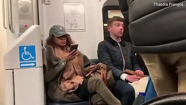 Elle ne veut pas enlever son sac du siège du métro pour qu'un passager puisse s'assoire