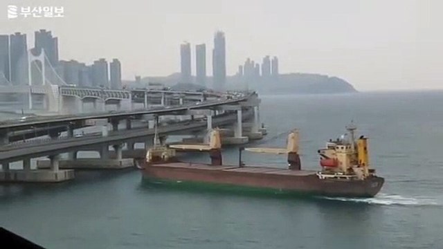 Un cargo fonce droit sur un pont et le percute_