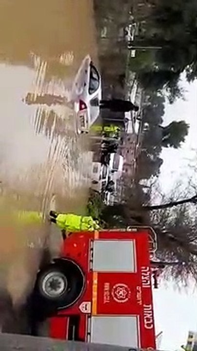 Un homme réfugié sur le toit de sa voiture secouru pendant une inondation