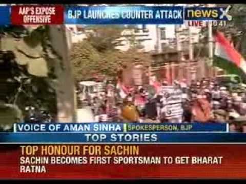 AAP and BJP workers protest outside Jaitley's residence - NewsX