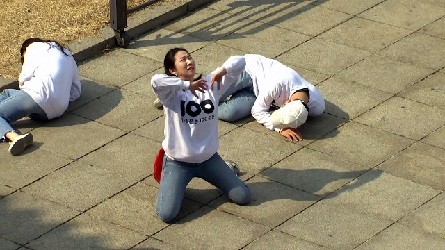 '독립 만세' 플래시몹에서 '유관순 후배들' 만세 행진 / YTN