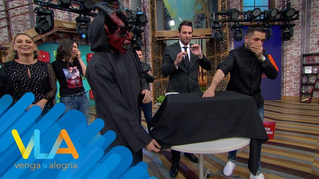 ¡TERRIBLE castigo para uno de los equipos del Sin Palabras! Uno de los participantes la pasó realmente mal.