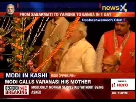 Narendra Modi addressing the crowd at 'Dashashwamedh ghat' after the conclusion of 'Ganga Aarti.