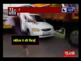 गुजरात: एक महिला ने बीच सड़क पर ट्रक ड्राइवर को दौड़ा-दौड़ाकर पीटा