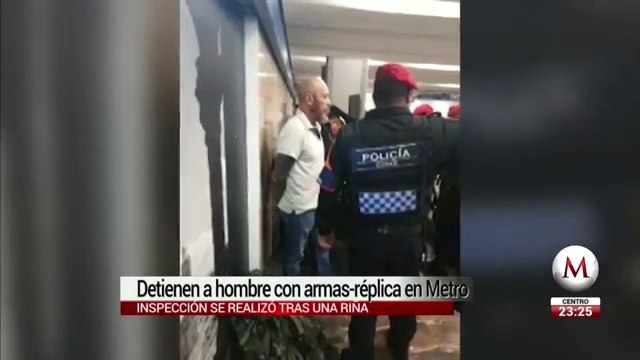 Detienen a hombre con réplicas de armas largas en Metro Zócalo