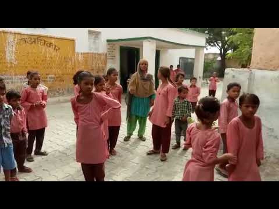 बुलंदशहर मासूम बच्ची से झाड़ू लगवा रही प्राथमिक विद्यालय की शिक्षिका की गुंडई