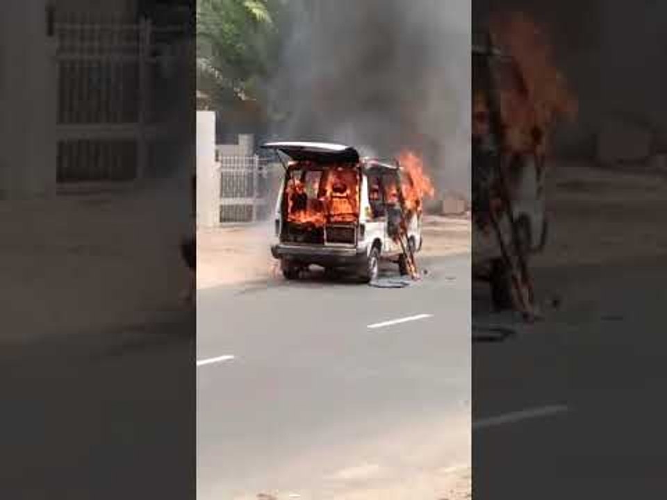 आगरा थाना न्यू आगरा के लंगड़े की चौकी पर चलती एम्बुलेंस में लगी भीषण आग