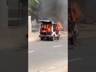 आगरा थाना न्यू आगरा के लंगड़े की चौकी पर चलती एम्बुलेंस में लगी भीषण आग