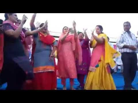 केंद्रीय मंत्री हरसिमरत कौर बादल ने बठिंडा के तीज मेले में किया गिद्दा; Harsimrat Kaur Badal Dancing
