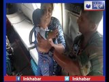 Kerala Flood Update: Pregnant Lady Rescued, केरला रेस्क्यू ऑपरेशन में गर्भवती महिला को जवान ने बचाया