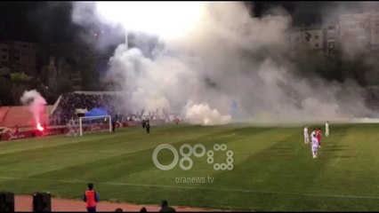 Ora News – Ndizen flakadanë, tymi ndërpret derbin Tirana-Partizani