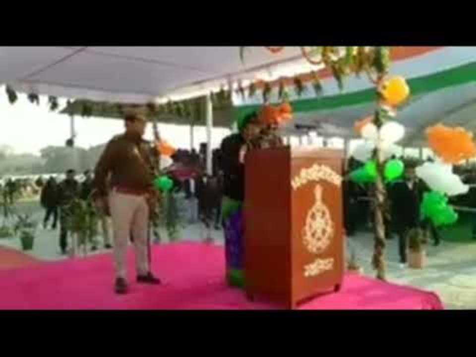 कमलनाथ की मंत्री Imarti Devi नहीं पढ़ पाई भाषण, बोली 'कलेक्टर साहब पढ़ेंगे'