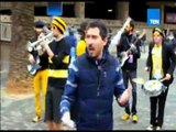 وان تو - بركات يرقص مع فرقة موسيقي إسبانية على بوابات ملعب الكامب نو قبل مباراة برشلونة وملقا
