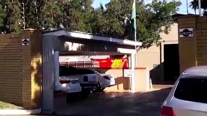 Jovem tem suspeita de fratura em queda de plano elevado