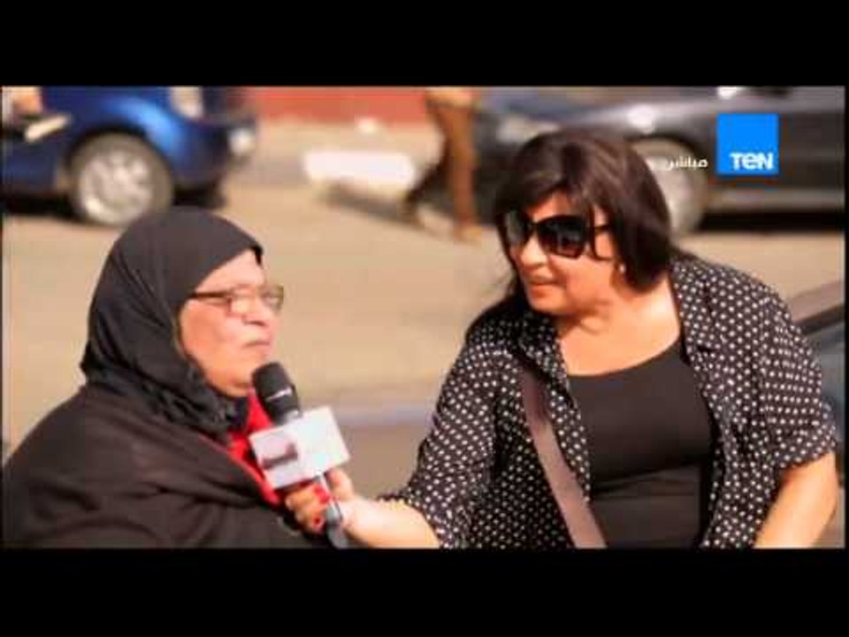 5 مووواه - النجمة فيفي عبده تذهب لبائعة جرائد وتقدم لها ظرف لتساعد ابنتها وشاهد كيف استقبلتها