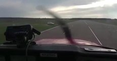 Un automobiliste coupe la route d'un avion qui atterrit...