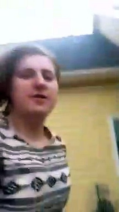 Elle court hors de chez elle et se fait presque foudroyer...  Eclair impressionnant