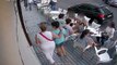 Un balcon se décroche et chute sur des gens assis à la terrasse d'un café
