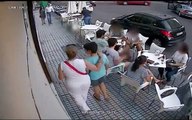 Un balcon se décroche et chute sur des gens assis à la terrasse d'un café