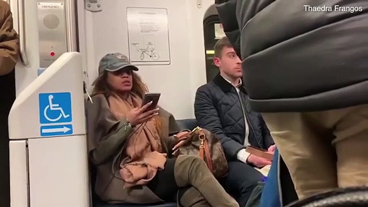 Elle refuse de pousser son sac du siège du métro pour qu'un passager puisse s'asseoir !