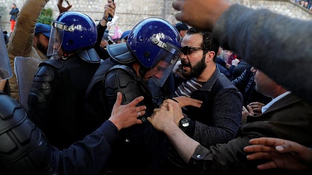 Протесты в Алжире против выдвижения Бутефлики на новый срок