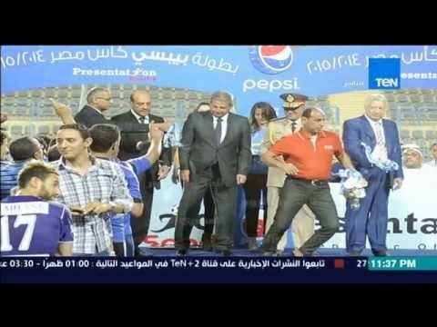 مساء الأنوار- علاء عبد الصادق يرفض مصافحة مرتضى منصور ومرتضى يلوح بيده عليه اثناء التتويج