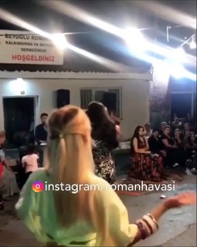 roman havası oynayan kızlar.