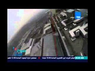 فتاة تمشي على الحبل على ارتفاع شاهق