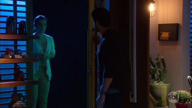 Marcelo e Luísa se beijam | As Aventuras de Poliana