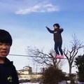 Cet enfant est un incroyable funambule !