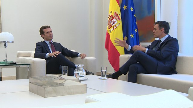 Sánchez recibe a Casado en La Moncloa en la primera toma de contacto
