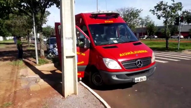 Mulher fica ferida em colisão entre veículos na Av. Tancredo Neves