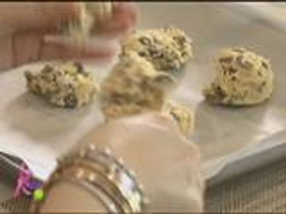 Darla enjoys eating Kris' chocolates na 'nagpapanggap na cookies'