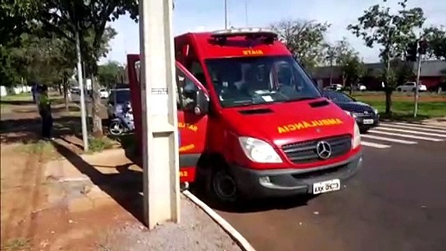 Mulher fica ferida em colisão entre veículos na Av. Tancredo Neves