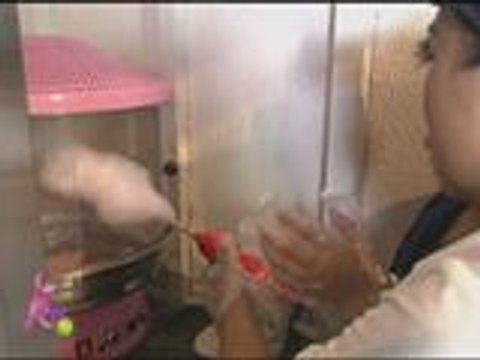 Bimby & Andrea enjoy making cotton candy